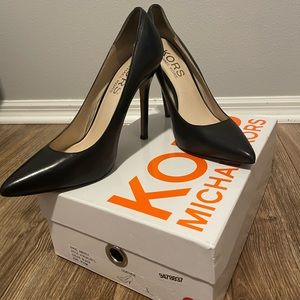Black, leather, KORS Michael Kors single sole pump.